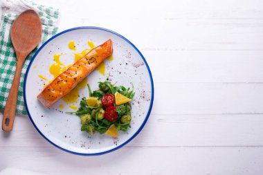 Portakal soslu ızgara somon ve salata. Tipik Akdeniz Sahil Yemekleri. 