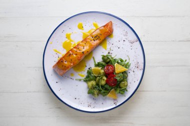 Portakal soslu ızgara somon ve salata. Tipik Akdeniz Sahil Yemekleri. 