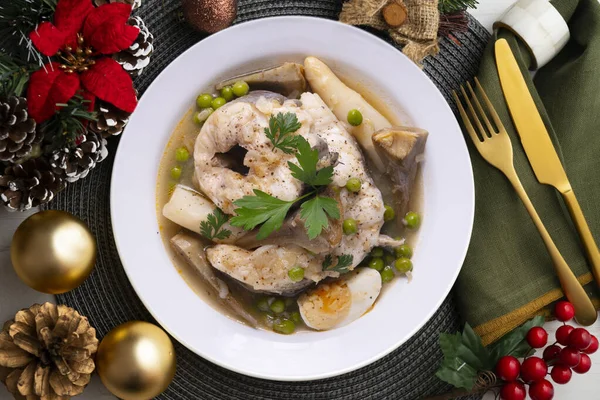 用白色芦笋和鸡蛋包裹鳗鱼 传统的西班牙塔帕斯 圣诞食品放在装饰有圣诞图案的桌子上 — 图库照片