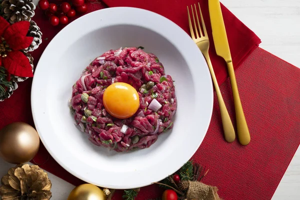 Traditionelles Steak Tatar Mit Rindfleisch Und Eigelb Weihnachtsessen Auf Einem — Stockfoto