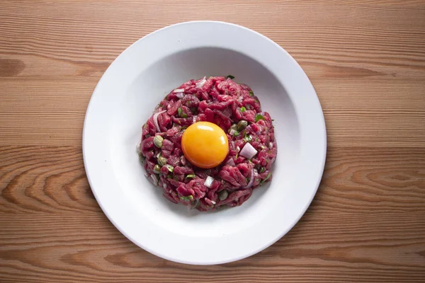 牛肉と卵黄の伝統的なステーキタータレ — ストック写真