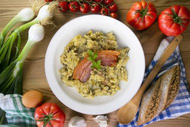 Trinxat de la Cerdaa. Kuzey Katalonya 'nın tipik tarifi. Beyaz lahana, patates ve pastırma ile pişirilmiş..