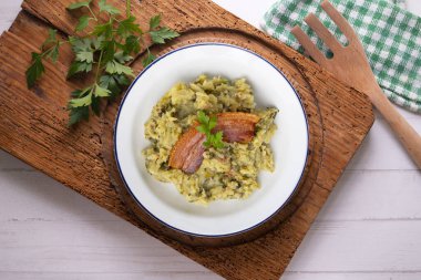 Trinxat de la Cerdaa. Kuzey Katalonya 'nın tipik tarifi. Beyaz lahana, patates ve pastırma ile pişirilmiş..