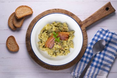 Trinxat de la Cerdaa. Kuzey Katalonya 'nın tipik tarifi. Beyaz lahana, patates ve pastırma ile pişirilmiş..
