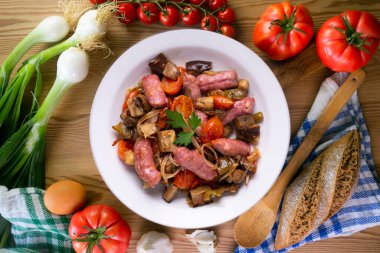 Sebzelerle sotelenmiş İber domuz sosisi. İspanyol tapası.