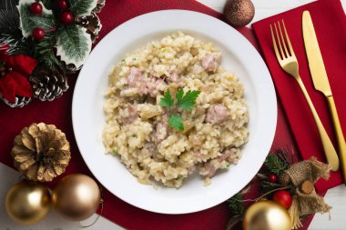 Katalan butifarra sosisli risotto ve parmesan. Karışık İspanyol ve İtalyan yemekleri Noel motifleriyle süslenmiş bir masada servis edilir..