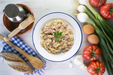 Katalan butifarra sosisli risotto ve parmesan. Karışık İspanyolca ve İtalyan tarifi.