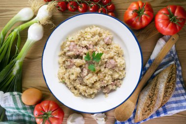 Katalan butifarra sosisli risotto ve parmesan. Karışık İspanyolca ve İtalyan tarifi.