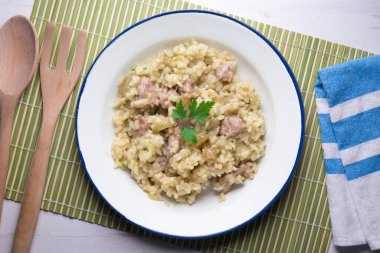 Katalan butifarra sosisli risotto ve parmesan. Karışık İspanyolca ve İtalyan tarifi.