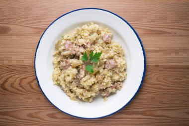Katalan butifarra sosisli risotto ve parmesan. Karışık İspanyolca ve İtalyan tarifi.