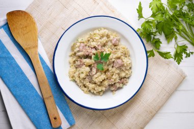 Katalan butifarra sosisli risotto ve parmesan. Karışık İspanyolca ve İtalyan tarifi.