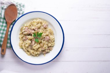 Katalan butifarra sosisli risotto ve parmesan. Karışık İspanyolca ve İtalyan tarifi.