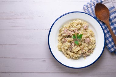 Katalan butifarra sosisli risotto ve parmesan. Karışık İspanyolca ve İtalyan tarifi.