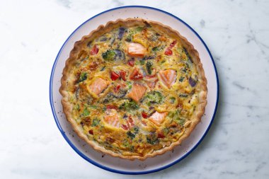 Geleneksel somon, brokoli ve sebzeli kiş.