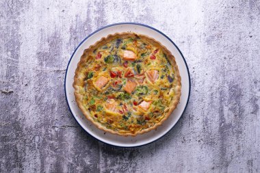 Geleneksel somon, brokoli ve sebzeli kiş.