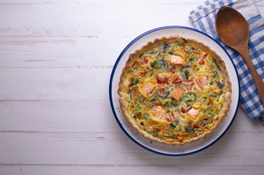 Geleneksel somon, brokoli ve sebzeli kiş.