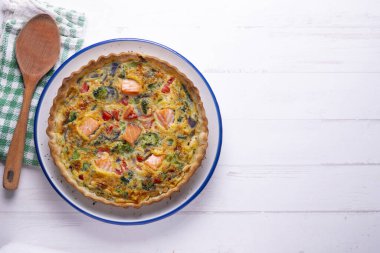 Geleneksel somon, brokoli ve sebzeli kiş.