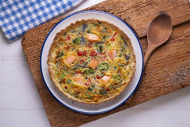 Geleneksel somon, brokoli ve sebzeli kiş.