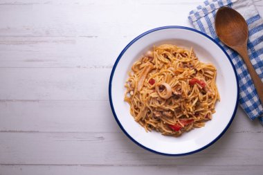 Mürekkep balığı ve deniz mahsullü Fideua. Paella ile pişirilmiş tipik İspanyol tapası..