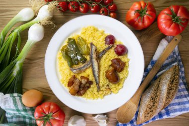 Sucuklu Migas. Endülüs 'ten geleneksel İspanyol tapası..