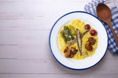Sucuklu Migas. Endülüs 'ten geleneksel İspanyol tapası..