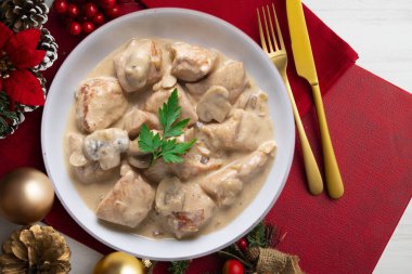 Strogonoff soslu et. Geleneksel Rus tarifi. Süslü bir masada Noel yemeği.