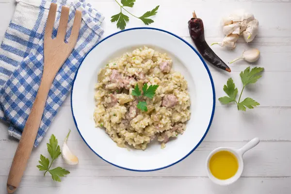 Katalan butifarra sosisli risotto ve parmesan. Karışık İspanyolca ve İtalyan tarifi.