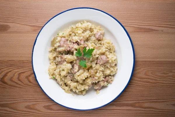 Katalan butifarra sosisli risotto ve parmesan. Karışık İspanyolca ve İtalyan tarifi.