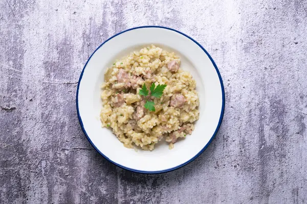 Katalan butifarra sosisli risotto ve parmesan. Karışık İspanyolca ve İtalyan tarifi.