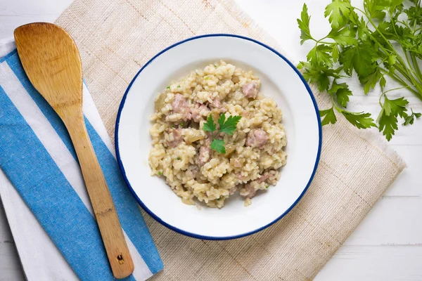 Katalan butifarra sosisli risotto ve parmesan. Karışık İspanyolca ve İtalyan tarifi.