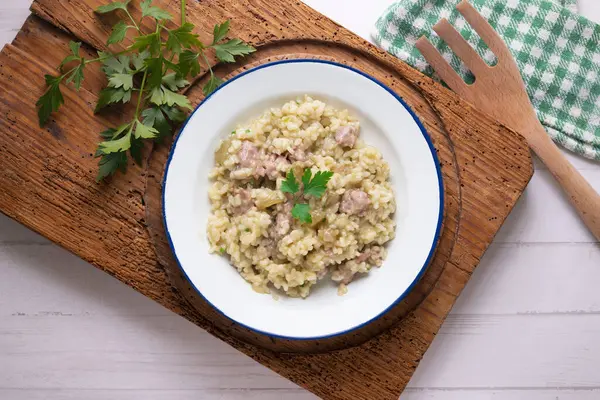 Katalan butifarra sosisli risotto ve parmesan. Karışık İspanyolca ve İtalyan tarifi.