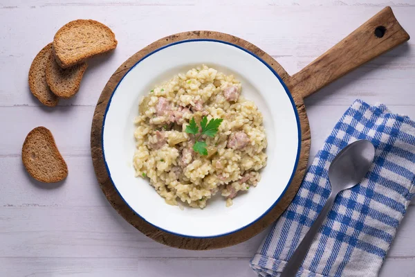 Katalan butifarra sosisli risotto ve parmesan. Karışık İspanyolca ve İtalyan tarifi.