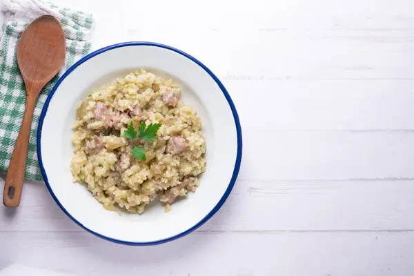 Katalan butifarra sosisli risotto ve parmesan. Karışık İspanyolca ve İtalyan tarifi.