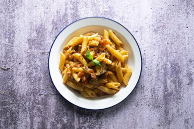 Geleneksel İtalyan usulü makarna..