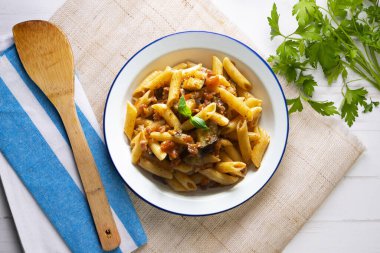 Geleneksel İtalyan usulü makarna..