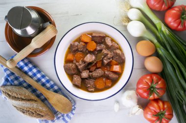 Havuçlu biftek güveci. İspanya 'nın orta bölgesinden geleneksel tapa.