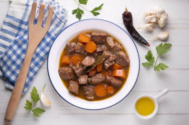 Havuçlu biftek güveci. İspanya 'nın orta bölgesinden geleneksel tapa.