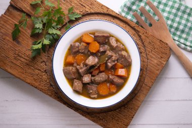 Havuçlu biftek güveci. İspanya 'nın orta bölgesinden geleneksel tapa.