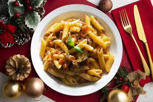 意大利传统的意大利菜谱 饭桌上摆满了圣诞装饰品 — 图库照片