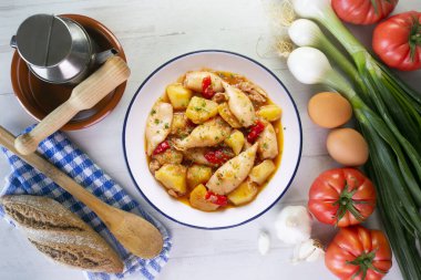 Kırmızı biberli mürekkep balığı güveci. Tipik İspanyol tapa tarifi..