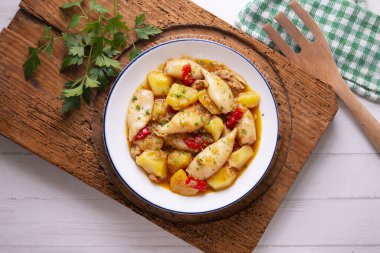 Kırmızı biberli mürekkep balığı güveci. Tipik İspanyol tapa tarifi..