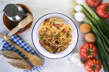 Carbonara makarnası. Carbonara, Roma 'da yumurtadan, sert peynirden, pişirilmiş domuz etinden ve karabiberden yapılan İtalyan makarnasıdır..