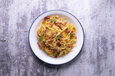 Carbonara makarnası. Carbonara, Roma 'da yumurtadan, sert peynirden, pişirilmiş domuz etinden ve karabiberden yapılan İtalyan makarnasıdır..