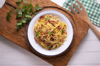 Carbonara makarnası. Carbonara, Roma 'da yumurtadan, sert peynirden, pişirilmiş domuz etinden ve karabiberden yapılan İtalyan makarnasıdır..