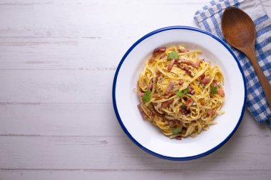 Carbonara makarnası. Carbonara, Roma 'da yumurtadan, sert peynirden, pişirilmiş domuz etinden ve karabiberden yapılan İtalyan makarnasıdır..