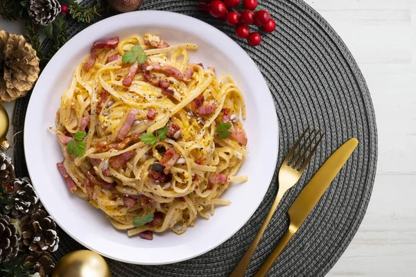 Spaghetti Carbonara Weihnachtsessen Auf Einem Weihnachtlich Dekorierten Tisch — Stockfoto