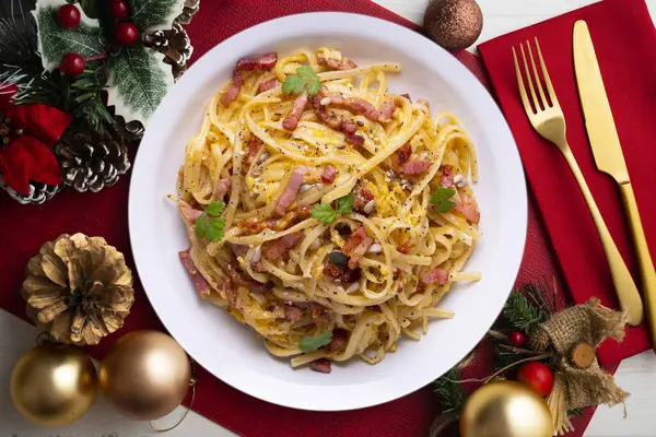 Σπαγγέτι Καρμπονάρα Χριστουγεννιάτικο Φαγητό Σερβιρισμένο Τραπέζι Διακοσμημένο Χριστουγεννιάτικα Μοτίβα — Φωτογραφία Αρχείου
