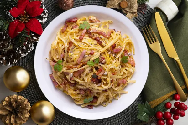 Σπαγγέτι Καρμπονάρα Χριστουγεννιάτικο Φαγητό Σερβιρισμένο Τραπέζι Διακοσμημένο Χριστουγεννιάτικα Μοτίβα — Φωτογραφία Αρχείου