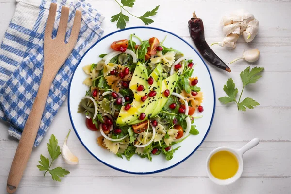 Makarna fiyonklu argula salatası, avokado, kiraz domatesleri, nar ve susam..