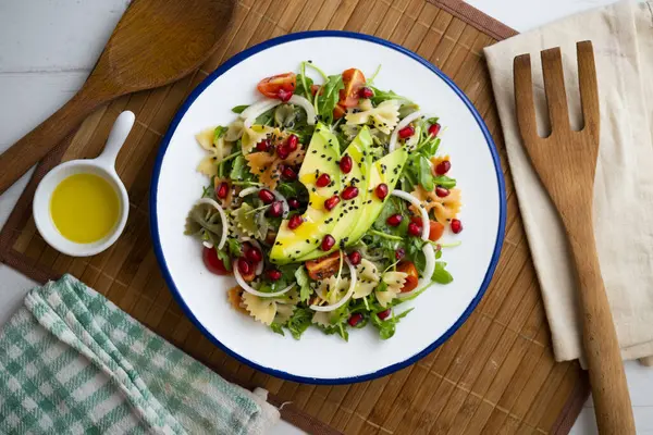 Makarna fiyonklu argula salatası, avokado, kiraz domatesleri, nar ve susam..